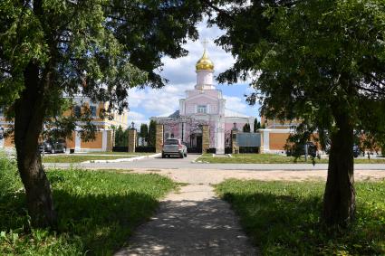 Московская область, Новофедоровское. Вид на главные ворота монастыря и храм Святой Троицы.