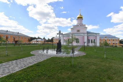 Московская область, Новофедоровское.   Памятный крест на территории Троице-Одигитриевской  Зосимовой  пустыни.