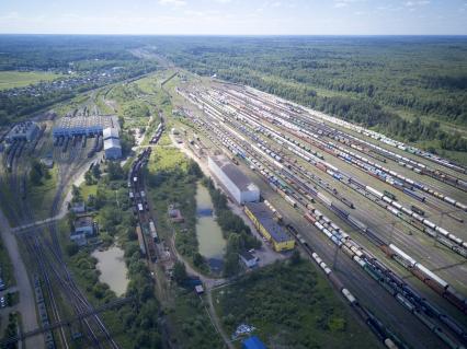 Московская область, Бекасово. Вид сверху на железнодорожные вагоны.