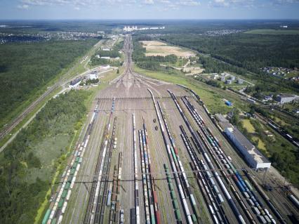 Московская область, Бекасово. Вид сверху на железнодорожные вагоны.