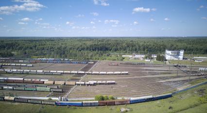 Московская область, Бекасово. Вид сверху на железнодорожные вагоны.