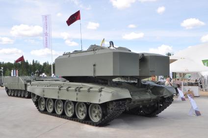 Московская область, Кубинка. Тяжелая транспортно-заряжающая машина ТЗМ-Т на международном военно-техническом форуме (МВТФ) `Армия-2019` в парке `Патриот`.