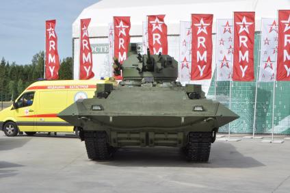 Московская область, Кубинка. Т-15 на международном военно-техническом форуме (МВТФ) `Армия-2019` в парке `Патриот`.