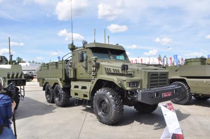 Московская область, Кубинка.  Бронеавтомобиль УМЗ-К на международном военно-техническом  форуме  (МВТФ) `Армия-2019` в парке `Патриот`.