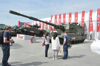 Московская область, Кубинка. Самоходная гаубица `Коалиция-СВ`на международном военно-техническом форуме (МВТФ) `Армия-2019` в парке `Патриот`.