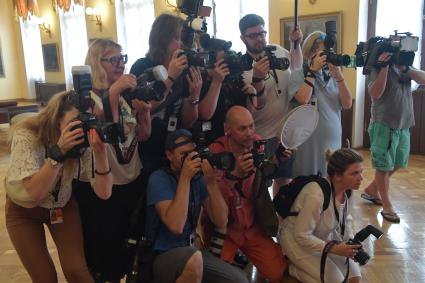 Сочи. Работа журналистов и фотографов на 30-м российском кинофестивале `Кинотавр`.