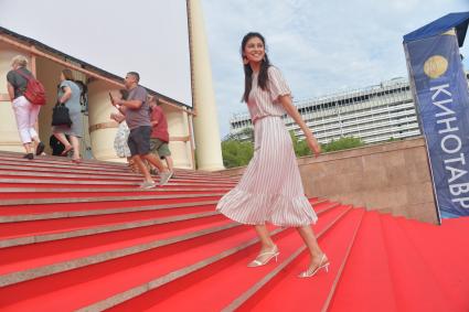 Сочи. Актриса Равшан Куркова на 30-м российском кинофестивале `Кинотавр`.