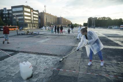 Екатеринбург. Процесс создания очередной композиции уличного художника-каллиграфиста Покрас Лампас (Арсений Пыженков) на площади 1й пятилетки, в рамках фестиваля уличного искусства \'Стенограффия\'