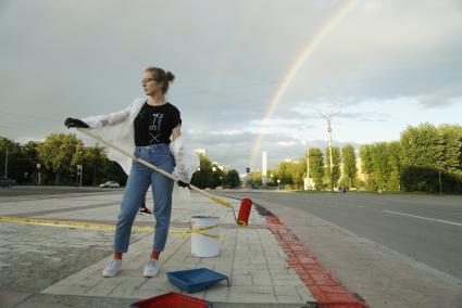 Екатеринбург. Процесс создания очередной композиции уличного художника-каллиграфиста Покрас Лампас (Арсений Пыженков) на площади 1й пятилетки, в рамках фестиваля уличного искусства \'Стенограффия\'