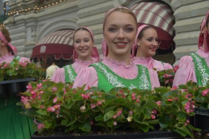 Москва. Выступление ансамбля `Березка` на ежегодном фестивале цветов в ГУМе.