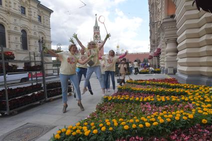 Москва. Подготовка к ежегодному фестивалю цветов в ГУМе.