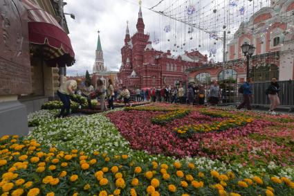 Москва. Подготовка к ежегодному фестивалю цветов в ГУМе.