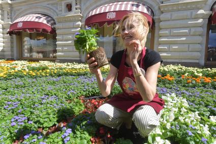 Москва.  Актриса Ингеборга Дапкунайте на  ежегодном фестивале цветов в ГУМе.