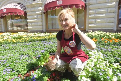 Москва.  Актриса Ингеборга Дапкунайте на  ежегодном фестивале цветов в ГУМе.