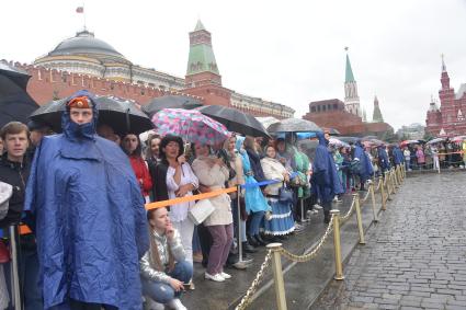 Москва. Курсанты Академии гражданской защиты и Академии Государственной противопожарной службы МЧС  России во время выпускного на Красной площади.