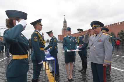 Москва. Курсанты Академии гражданской защиты и Академии Государственной противопожарной службы МЧС  России во время выпускного на Красной площади.