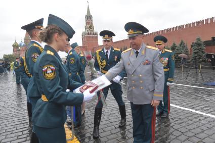 Москва. Курсанты Академии гражданской защиты и Академии Государственной противопожарной службы МЧС  России во время выпускного на Красной площади.