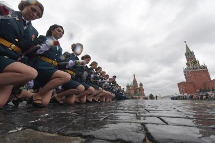 Москва. Курсанты Академии гражданской защиты и Академии Государственной противопожарной службы МЧС  России во время выпускного на Красной площади.