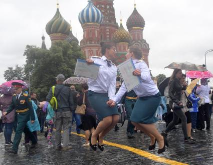 Москва. Курсанты Академии гражданской защиты и Академии Государственной противопожарной службы МЧС  России во время выпускного на Красной площади.