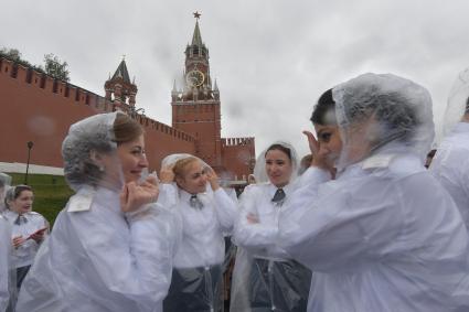 Москва. Курсанты Академии гражданской защиты и Академии Государственной противопожарной службы МЧС  России во время выпускного на Красной площади.