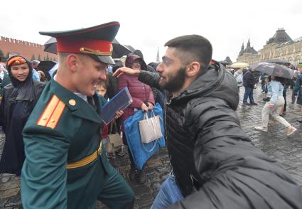 Москва. Курсанты Академии гражданской защиты и Академии Государственной противопожарной службы МЧС  России во время выпускного на Красной площади.