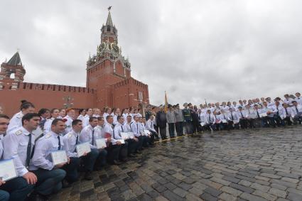 Москва. Курсанты Академии гражданской защиты и Академии Государственной противопожарной службы МЧС  России во время выпускного на Красной площади.