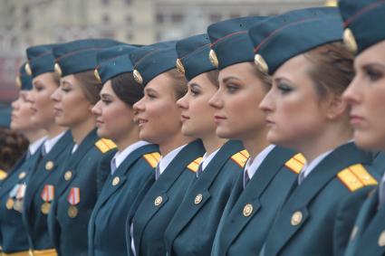 Москва. Курсанты Академии гражданской защиты и Академии Государственной противопожарной службы МЧС России во время выпускного на Красной площади.