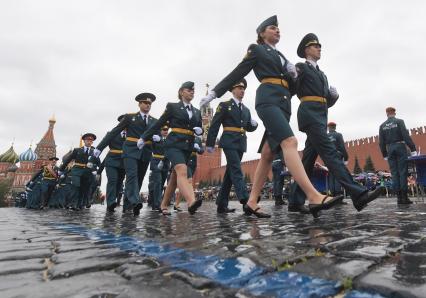 Москва. Курсанты Академии гражданской защиты и Академии Государственной противопожарной службы МЧС  России во время выпускного на Красной площади.