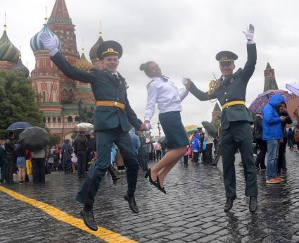 Москва. Курсанты Академии гражданской защиты и Академии Государственной противопожарной службы МЧС  России во время выпускного на Красной площади.