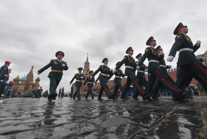 Москва. Курсанты Академии гражданской защиты и Академии Государственной противопожарной службы МЧС России во время выпускного на Красной площади.