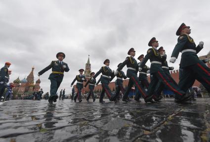 Москва. Курсанты Академии гражданской защиты и Академии Государственной противопожарной службы МЧС  России во время выпускного на Красной площади.