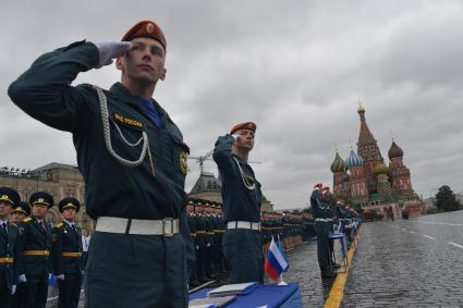 Москва. Курсанты Академии гражданской защиты и Академии Государственной противопожарной службы МЧС  России во время выпускного на Красной площади.