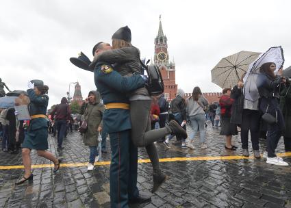 Москва. Курсанты Академии гражданской защиты и Академии Государственной противопожарной службы МЧС  России во время выпускного на Красной площади.