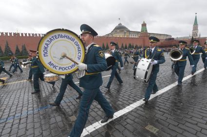 Москва. Курсанты Академии гражданской защиты и Академии Государственной противопожарной службы МЧС  России во время выпускного на Красной площади.