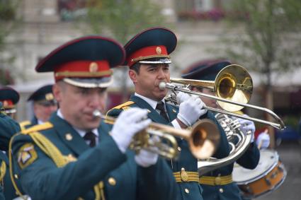 Москва. Курсанты Академии гражданской защиты и Академии Государственной противопожарной службы МЧС  России во время выпускного на Красной площади.