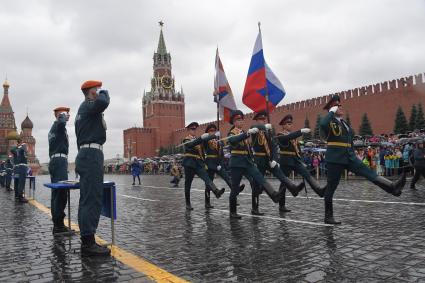 Москва. Курсанты Академии гражданской защиты и Академии Государственной противопожарной службы МЧС  России во время выпускного на Красной площади.