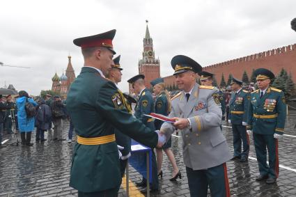 Москва. Курсанты Академии гражданской защиты и Академии Государственной противопожарной службы МЧС  России во время выпускного на Красной площади.