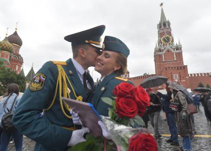 Москва. Курсанты Академии гражданской защиты и Академии Государственной противопожарной службы МЧС России во время выпускного на Красной площади.