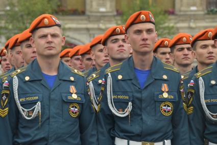 Москва. Курсанты Академии гражданской защиты и Академии Государственной противопожарной службы МЧС  России во время выпускного на Красной площади.