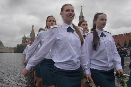 Москва. Курсанты Академии гражданской защиты и Академии Государственной противопожарной службы МЧС  России во время выпускного на Красной площади.