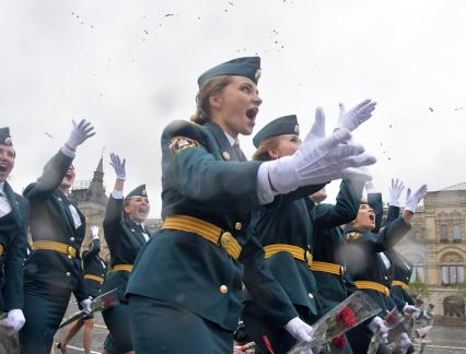 Москва. Курсанты Академии гражданской защиты и Академии Государственной противопожарной службы МЧС России во время выпускного на Красной площади.