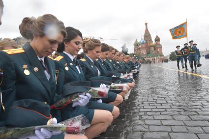 Москва. Курсанты Академии гражданской защиты и Академии Государственной противопожарной службы МЧС  России во время выпускного на Красной площади.