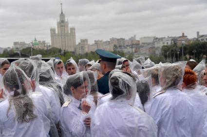 Москва. Курсанты Академии гражданской защиты и Академии Государственной противопожарной службы МЧС России во время выпускного на Красной площади.