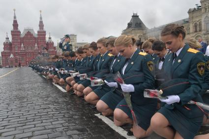 Москва. Курсанты Академии гражданской защиты и Академии Государственной противопожарной службы МЧС  России во время выпускного на Красной площади.