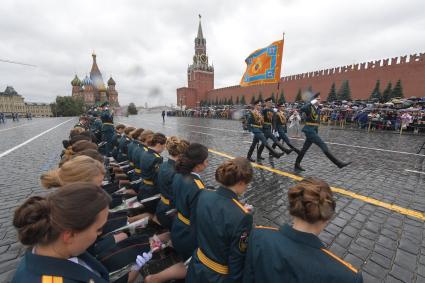 Москва. Курсанты Академии гражданской защиты и Академии Государственной противопожарной службы МЧС  России во время выпускного на Красной площади.