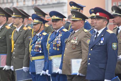 Москва. Курсанты Академии гражданской защиты и Академии Государственной противопожарной службы МЧС  России во время выпускного на Красной площади.