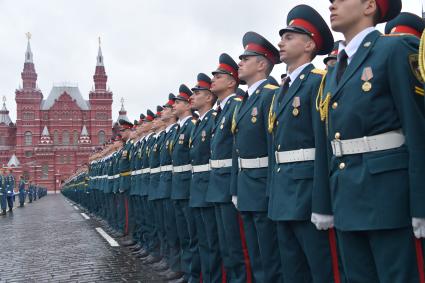 Москва. Курсанты Академии гражданской защиты и Академии Государственной противопожарной службы МЧС  России во время выпускного на Красной площади.