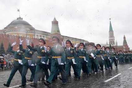 Москва. Курсанты Академии гражданской защиты и Академии Государственной противопожарной службы МЧС  России во время выпускного на Красной площади.