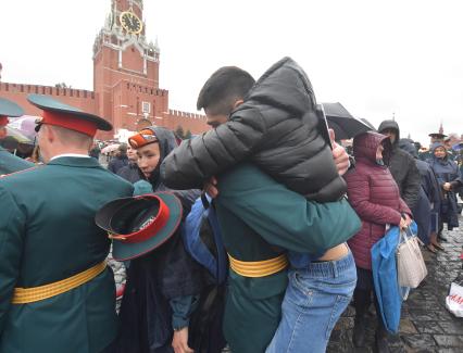 Москва. Курсанты Академии гражданской защиты и Академии Государственной противопожарной службы МЧС  России во время выпускного на Красной площади.