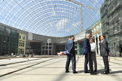 Москва.  Мэр Москвы Сергей Собянин ( в центре) и член совета директоров, директор по развитию компании`Регионы девелопмент`Амиран Муцоев (справа) на территроии  строящегося крупнейшего в Европе крытого парка развлечений `Остров мечты`в Нагатинской пойме.